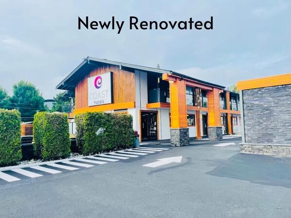 Front of property - Coast Courtenay Hotel (Courtenay)