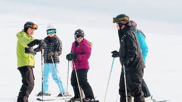 Un grupo de personas esquiando en una zona nevada.