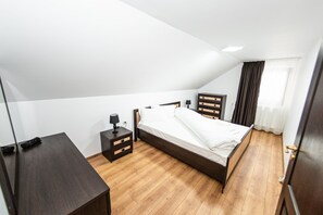 Standard Apartment | Hypo-allergenic bedding, desk, laptop workspace, free WiFi - Casa Câmpulungeană (Campulung Moldovenesc)