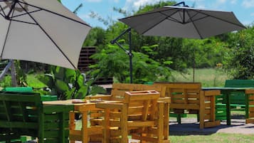 Se sirven desayunos, comidas y cenas con vista al jardín