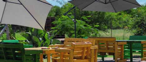 Se sirven desayunos, comidas y cenas con vista al jardín