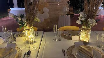 Frühstück, Mittagessen, Abendessen, Blick auf den Garten