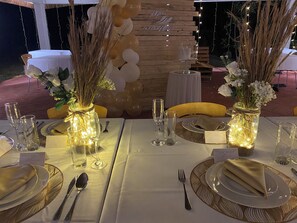 Breakfast, lunch, dinner served; garden views 