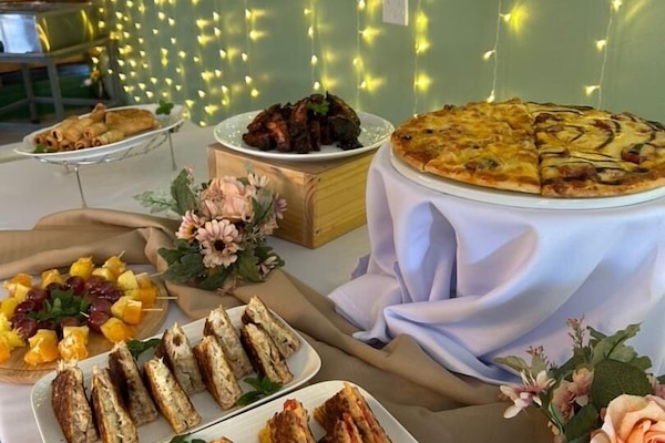 Aperto a colazione, pranzo e cena, con vista sul giardino