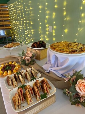 Frühstück, Mittagessen, Abendessen, Blick auf den Garten