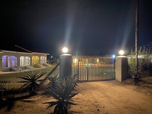 Vista frontal de la propiedad