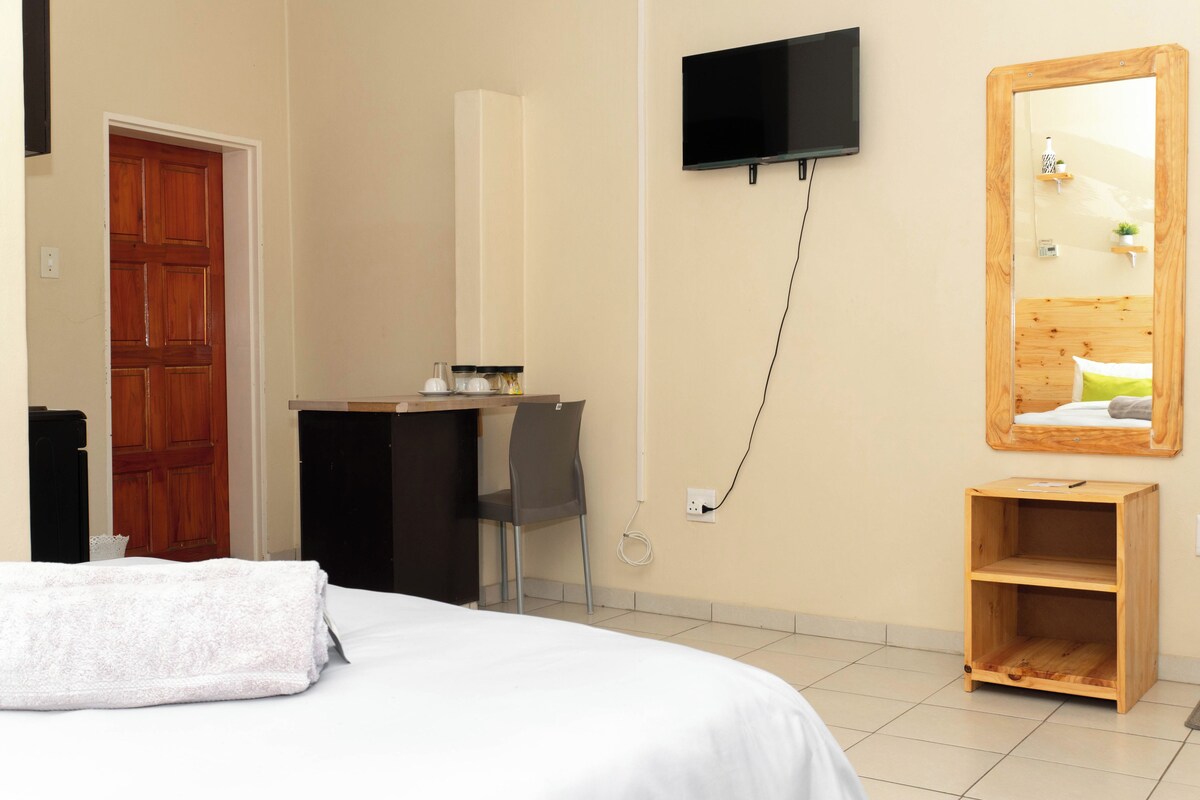Habitación económica doble | Tabla de planchar con plancha, wifi gratis, mobiliario individual