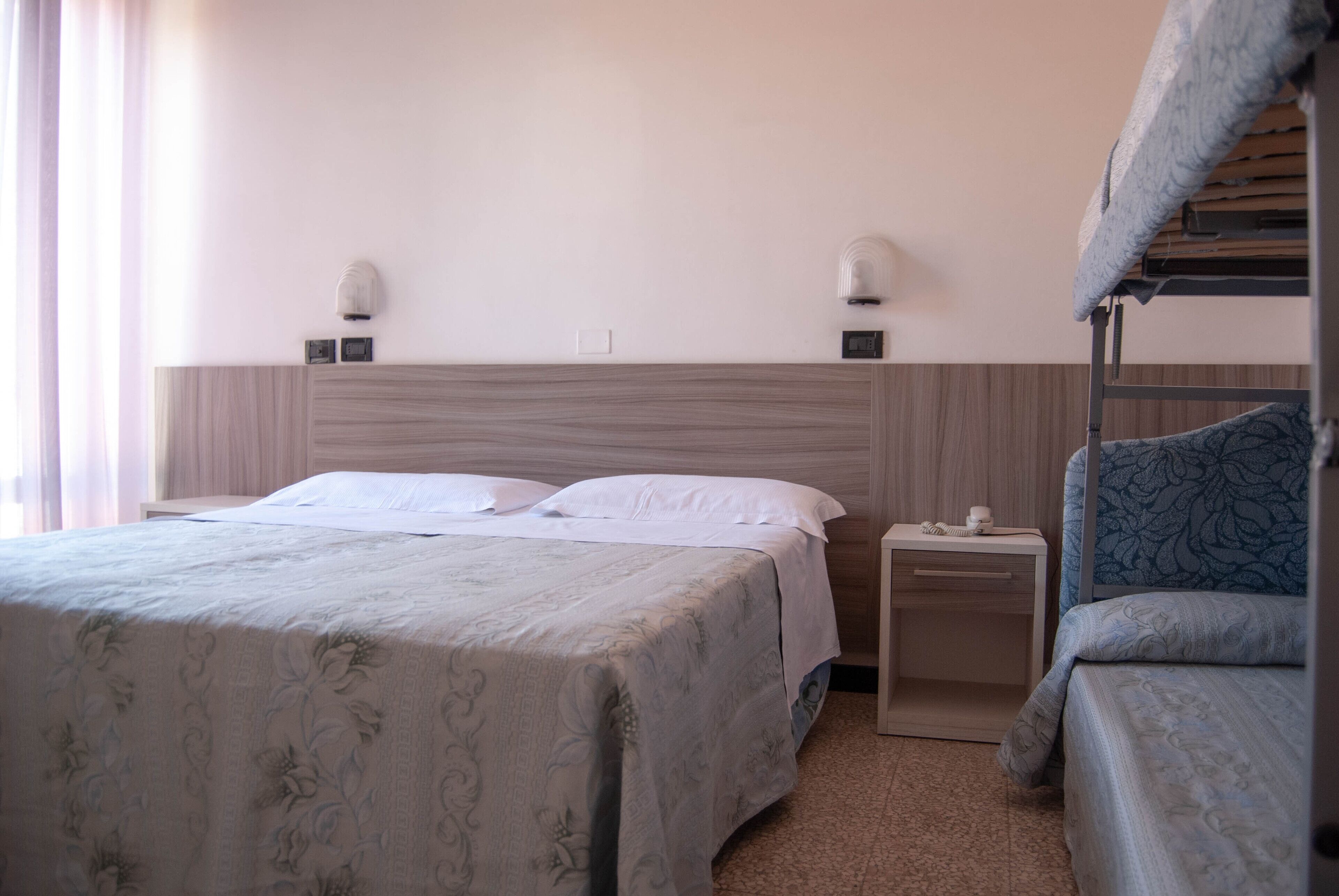 Chambre Quadruple | Coffres-forts dans les chambres, bureau