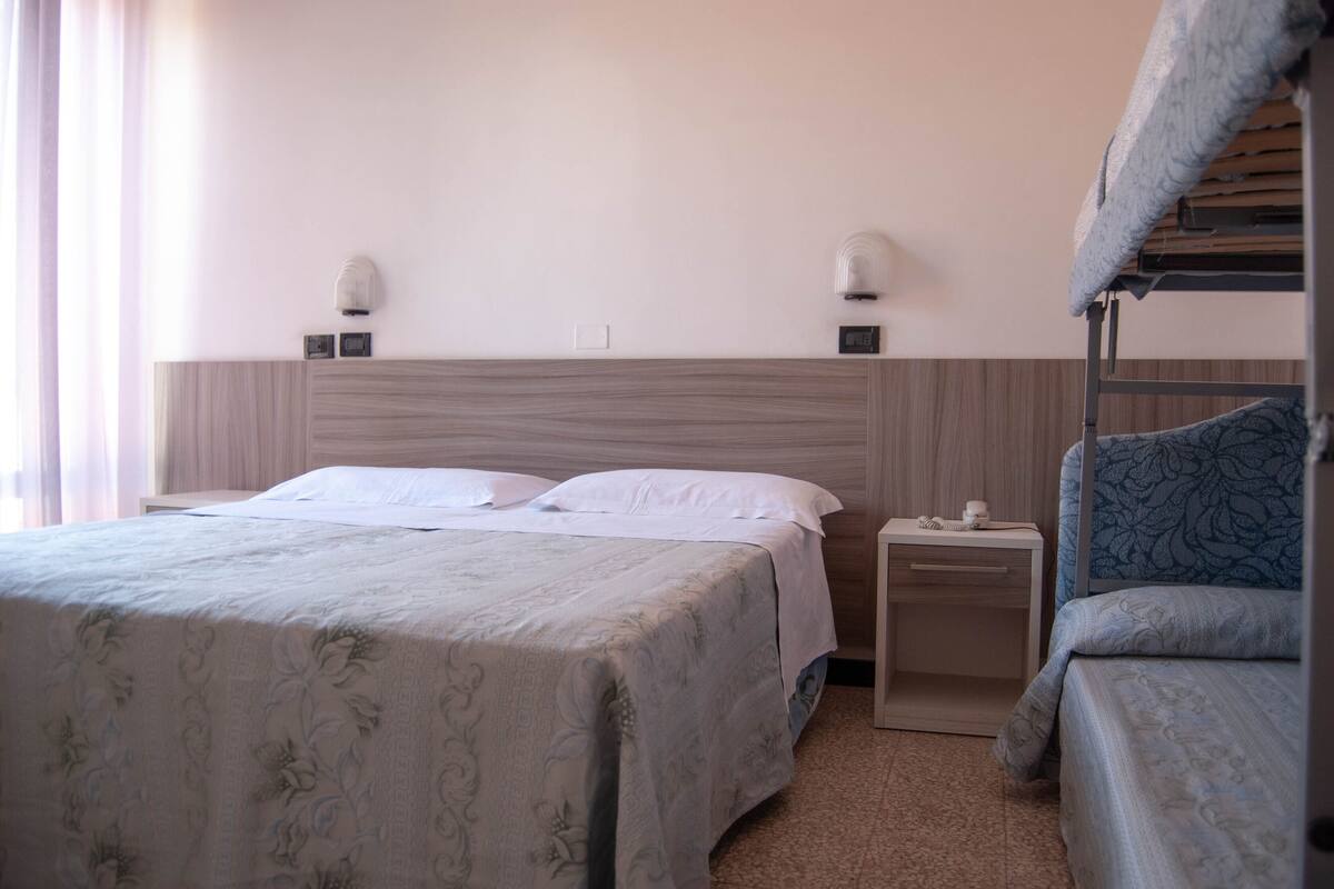 Quadruple Room | In-room safe, desk, laptop workspace, free WiFi