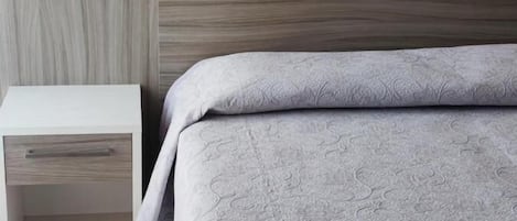 標準雙人或雙床房 | 房內夾萬、書桌、手提電腦工作空間、免費 Wi-Fi