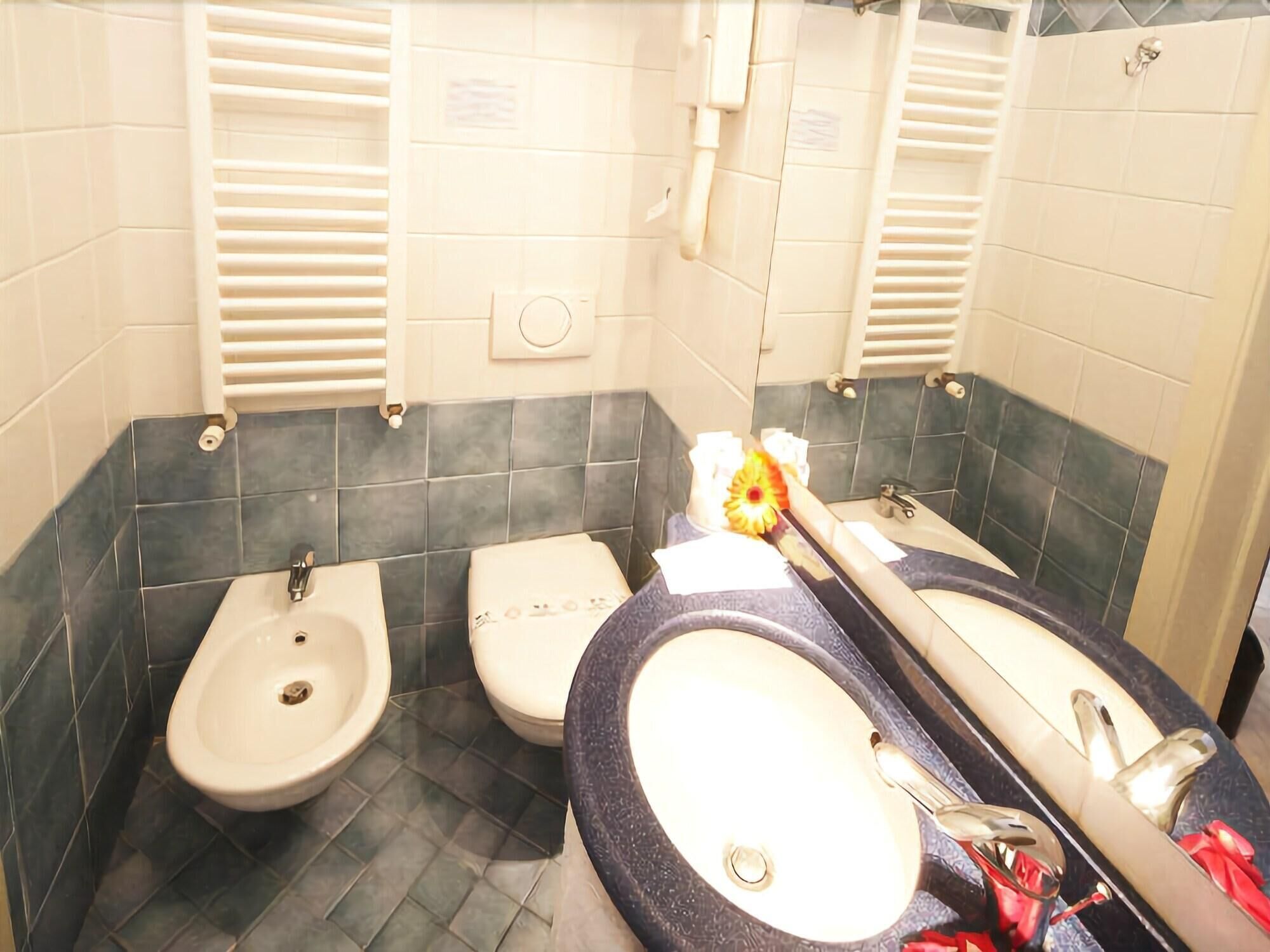 Una cassaforte in camera, una scrivania, postazione laptop