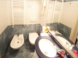 Caja fuerte, escritorio, espacio para trabajar con un portátil