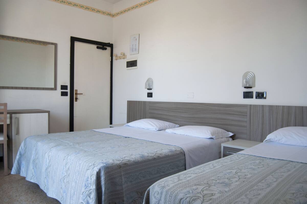 Triple Room | In-room safe, desk, laptop workspace, free WiFi