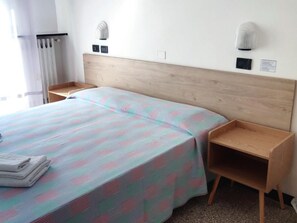 Economy kamer, 1 twee- of 2 eenpersoonsbedden | Een kluis op de kamer, een bureau, een laptopwerkplek, gratis wifi