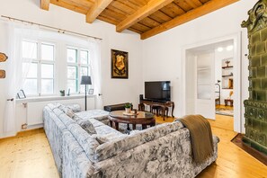 Televisión, chimenea y estéreo 