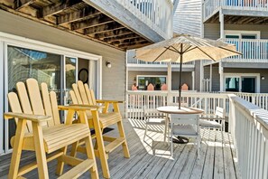 Outdoor dining - Little Pelican — Cozy Dog-Friendly Cottage · Steps to Gulf Beach · Sleeps 4 (Port St. Joe)