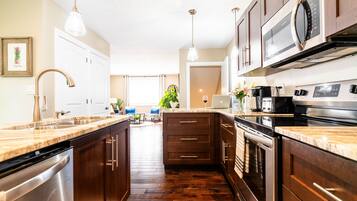 Cookware/dishes/utensils, spices