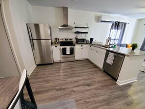 Fridge, microwave, oven, stovetop - Lakewood/Lyon Park Renovated Cottage Near Duke 28A (Durham)