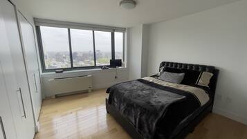 2 bedrooms, desk, bed sheets