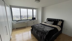 2 habitaciones, escritorio y ropa de cama