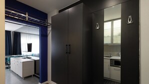 Una cocina moderna con horno empotrado y una ventana sobre el fregadero.