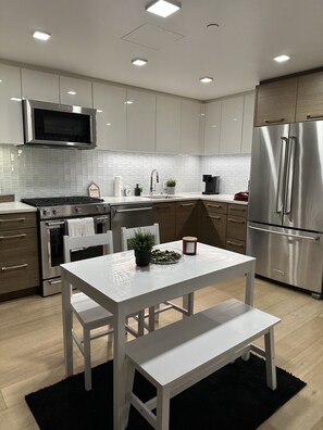 Private kitchen - Downtown Los Angeles Luxury Vibe Getaway (Vernon)