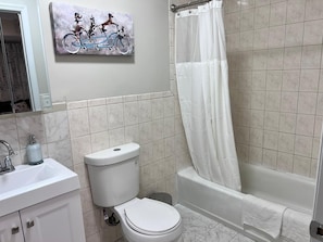 Bathroom - Cozy 2 bedroom 6 mins EWR/ Rutgers hospital and downtown Newark.  (Newark)