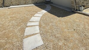 A stone building with a gravel driveway and a stone pathway leading to the entrance. - Gîte « Les Oliviers » Dans Mas Typiquement Ardéchois - 6 Personnes (Saint-Sauveur-de-Cruzières)
