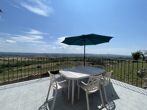 Outdoor dining - Gîte « Les Oliviers » Dans Mas Typiquement Ardéchois - 6 Personnes (Saint-Sauveur-de-Cruzières)