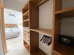 4 bedrooms, iron/ironing board, WiFi, bed sheets - ✨ Brand New Luxury Villa - Walk to Beach & 5th Ave Infinity Pool + Daily Maid✨ (Playa del Carmen)