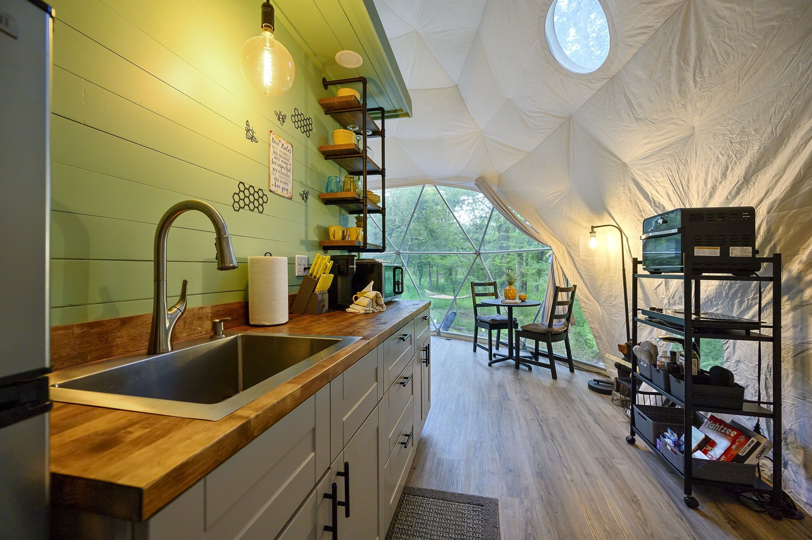 Frigorifero, microonde, forno, macchina per tè/caffè