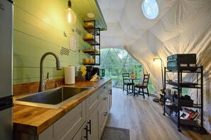 Fridge, microwave, oven, coffee/tea maker - HoneyDome - Romantic Honeymoon Dome in Hochatown (Broken Bow)