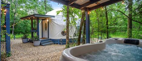 Outdoor spa tub