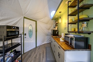 Kühlschrank, Mikrowelle, Ofen, Wasserkocher mit Kaffee-/Teezubehör