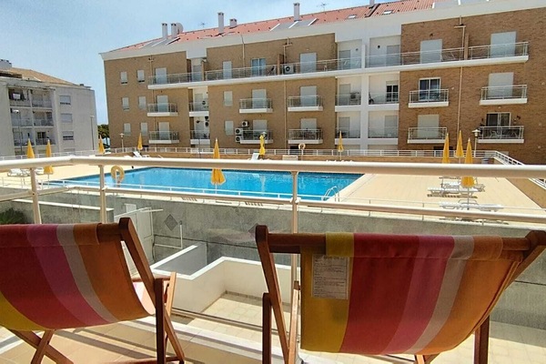 Vista piscina varanda sala