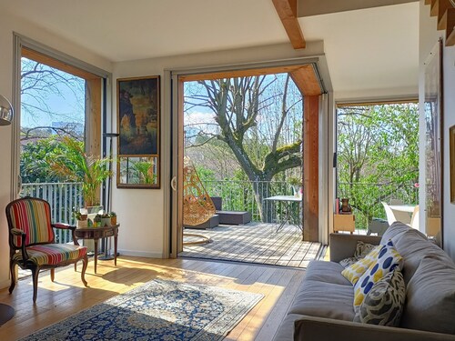 Maison d'architecte en bois au bord de l eau