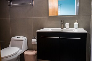 مجففات شعر، مناشف، صابون، شامبو