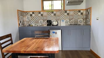 Fridge, cookware/dishes/utensils