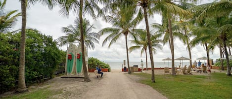 Espreguiçadeiras, toalhas de praia