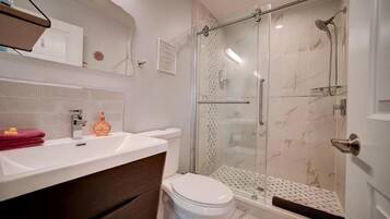 Standard Double Room | Bathroom | Hair dryer, towels, soap, shampoo