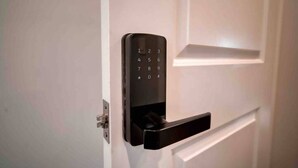 Een deur met een numeriek keypad slot.