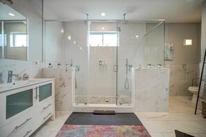 Luxury Suite | Bathroom | Hair dryer, towels, soap, shampoo - Artsy Hidden Gem II  (Philadelphia)
