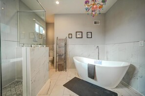 Luxury Suite | Bathroom | Hair dryer, towels, soap, shampoo - Artsy Hidden Gem II (Philadelphia)