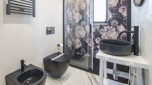 Chuveiro, secador de cabelo, bidê, toalhas de banho