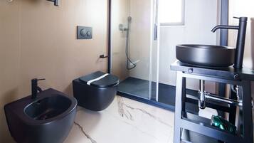 Dusche, Haartrockner, Bidet, HandtĂŒcher
