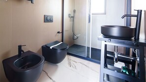 Een douche, een haardroger, een bidet, handdoeken