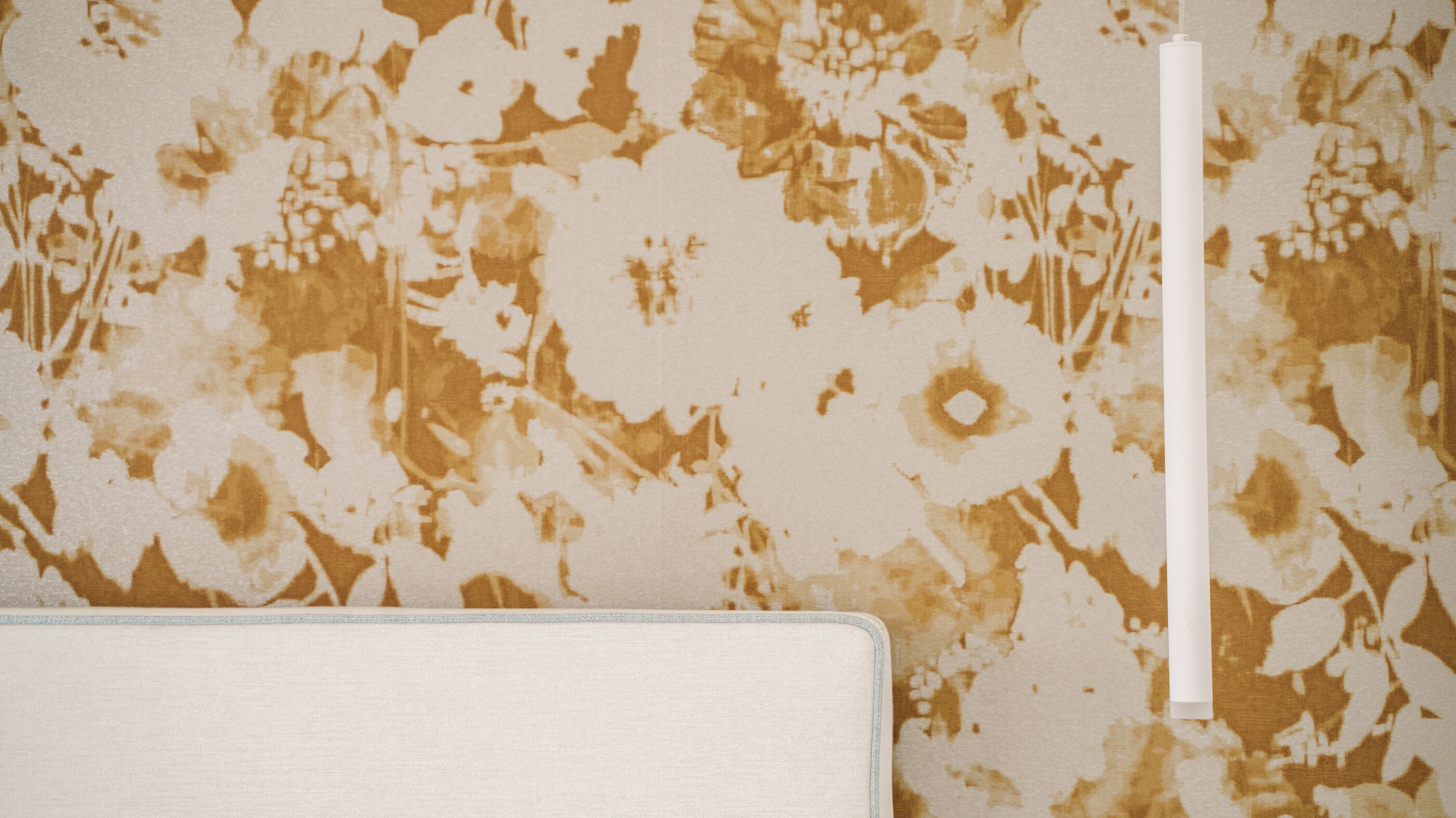 Une pièce dont le papier peint est orné de motifs floraux et qui contient une chaise blanche.