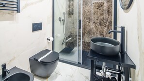 Een douche, een haardroger, een bidet, handdoeken
