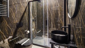 Douche, sèche-cheveux, bidet, serviettes fournies