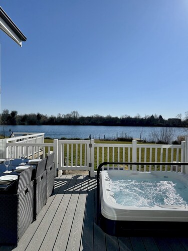 Medway Lodge | Hot Tub, Cotswold Water Park